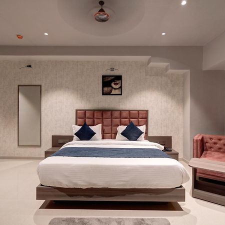 Hotel Sparsh Divine Ahmedabad Exteriör bild