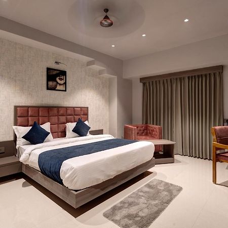 Hotel Sparsh Divine Ahmedabad Exteriör bild
