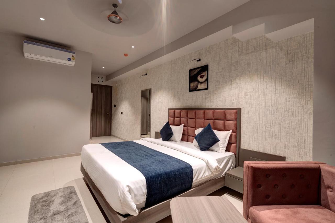 Hotel Sparsh Divine Ahmedabad Exteriör bild