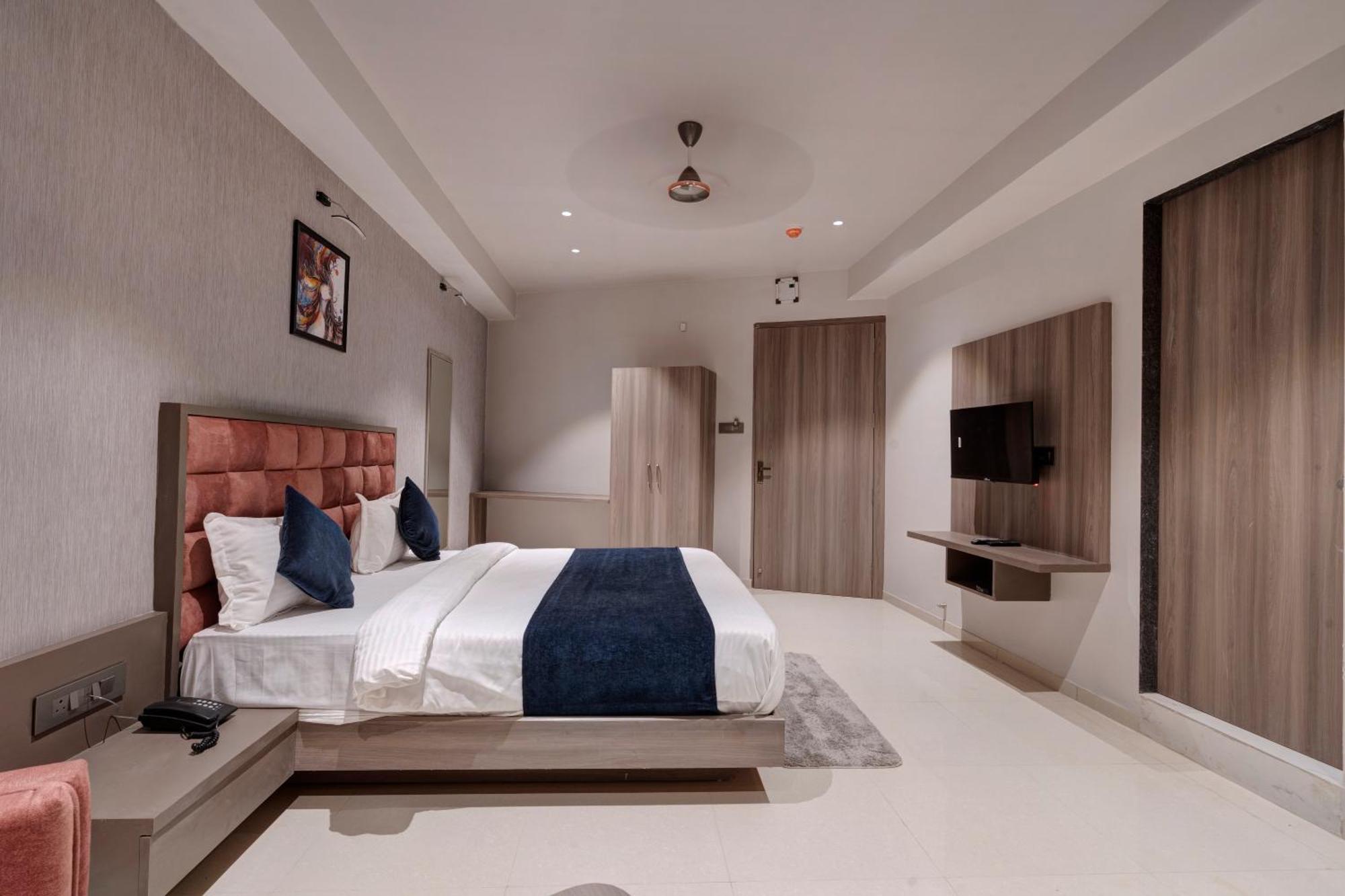 Hotel Sparsh Divine Ahmedabad Exteriör bild