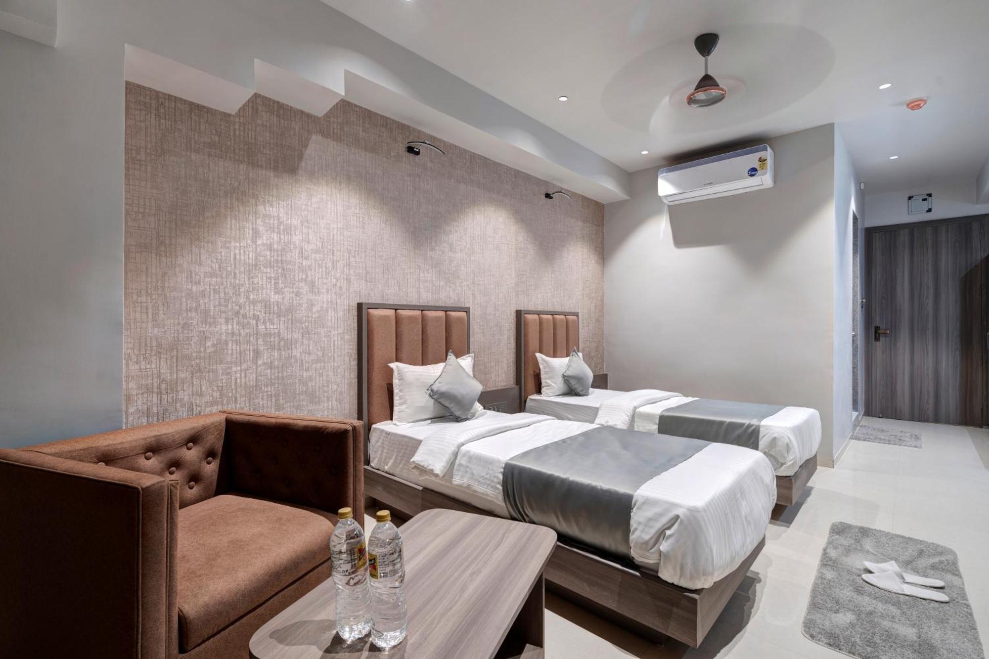 Hotel Sparsh Divine Ahmedabad Exteriör bild