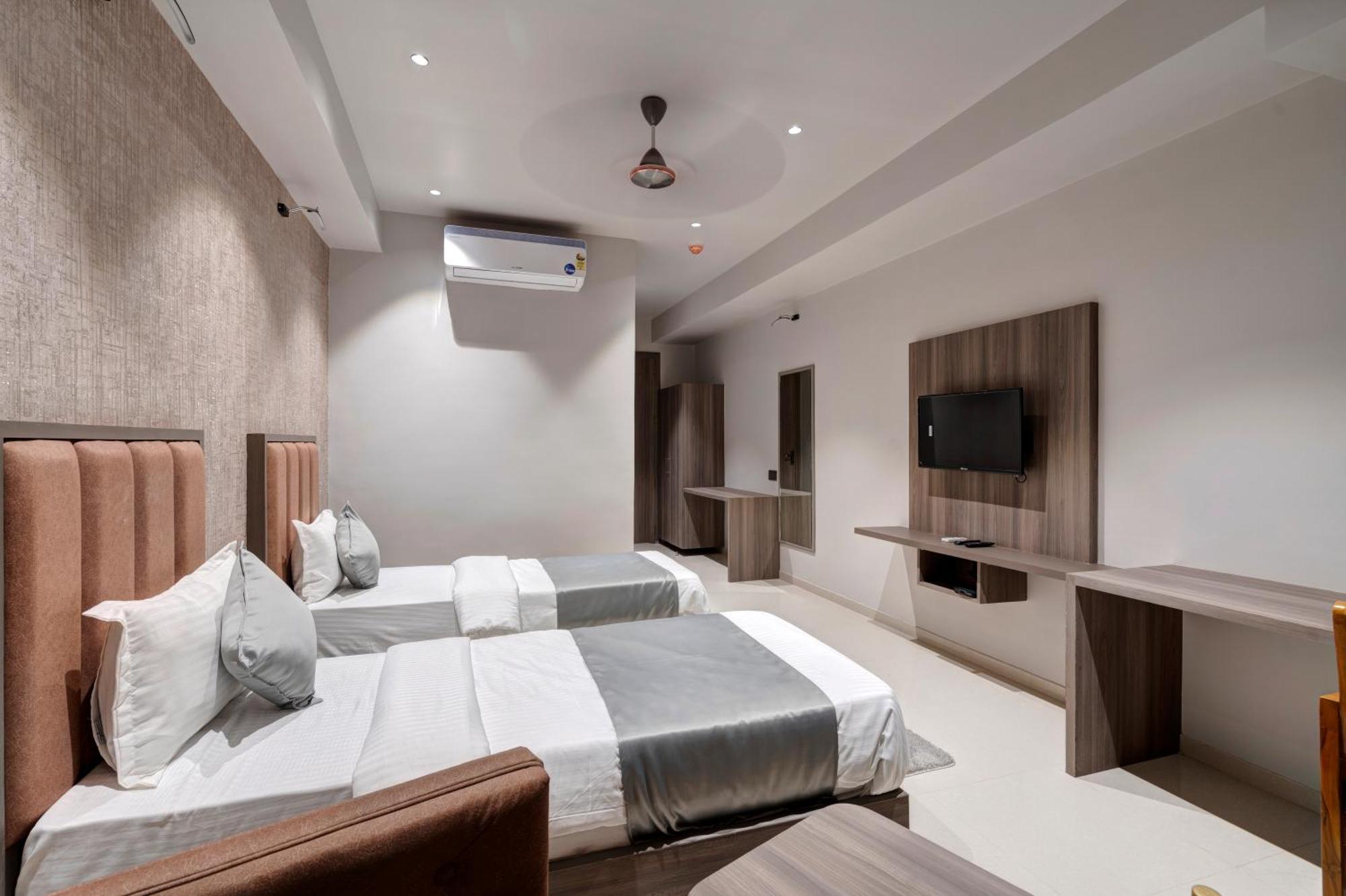 Hotel Sparsh Divine Ahmedabad Exteriör bild