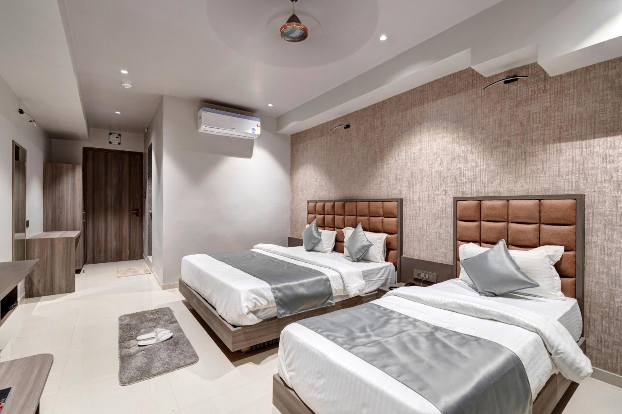 Hotel Sparsh Divine Ahmedabad Exteriör bild
