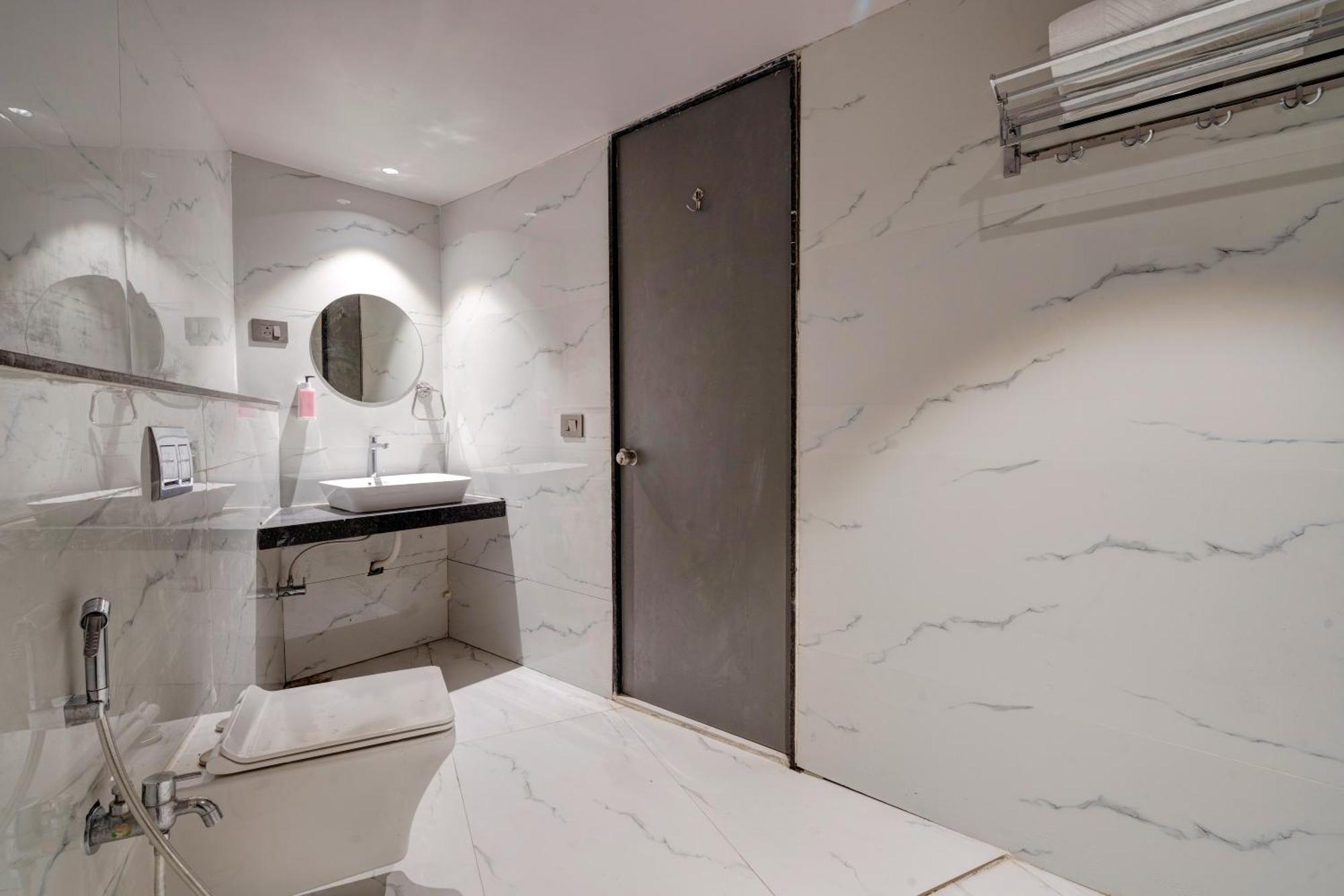 Hotel Sparsh Divine Ahmedabad Exteriör bild