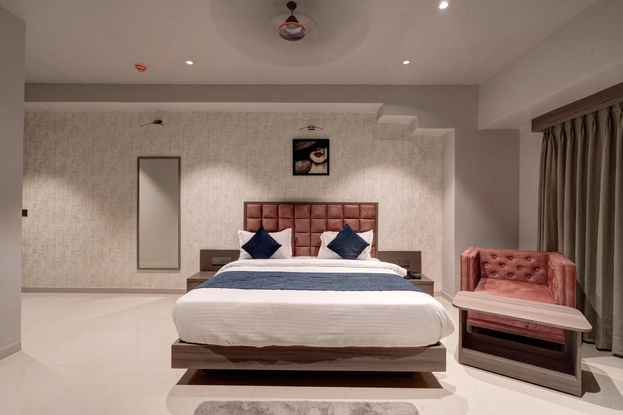 Hotel Sparsh Divine Ahmedabad Exteriör bild