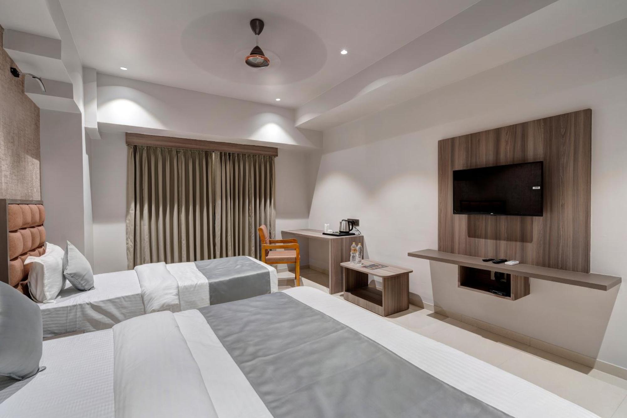 Hotel Sparsh Divine Ahmedabad Exteriör bild