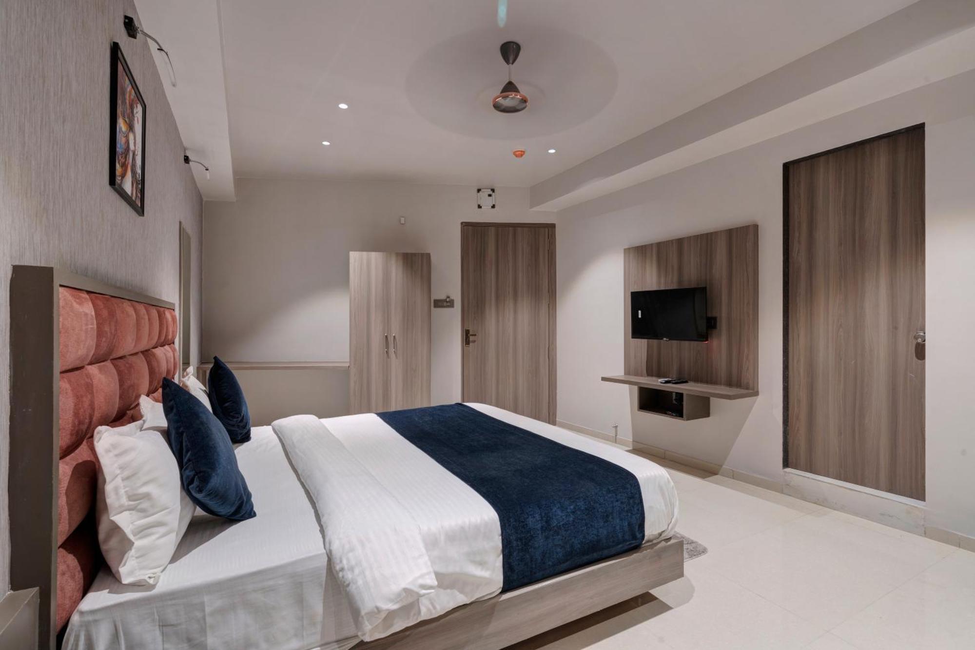 Hotel Sparsh Divine Ahmedabad Exteriör bild