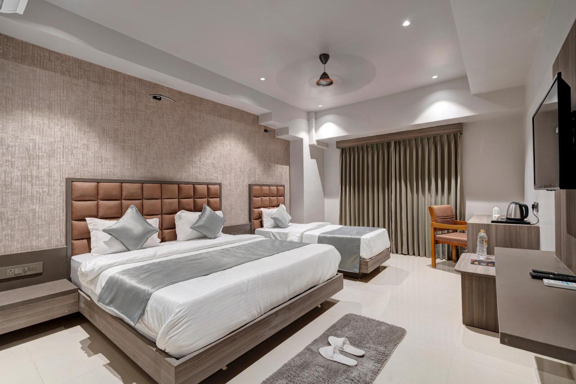 Hotel Sparsh Divine Ahmedabad Exteriör bild