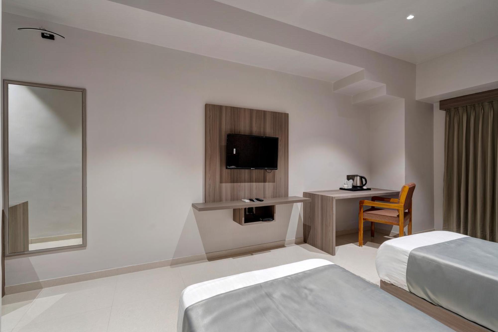 Hotel Sparsh Divine Ahmedabad Exteriör bild