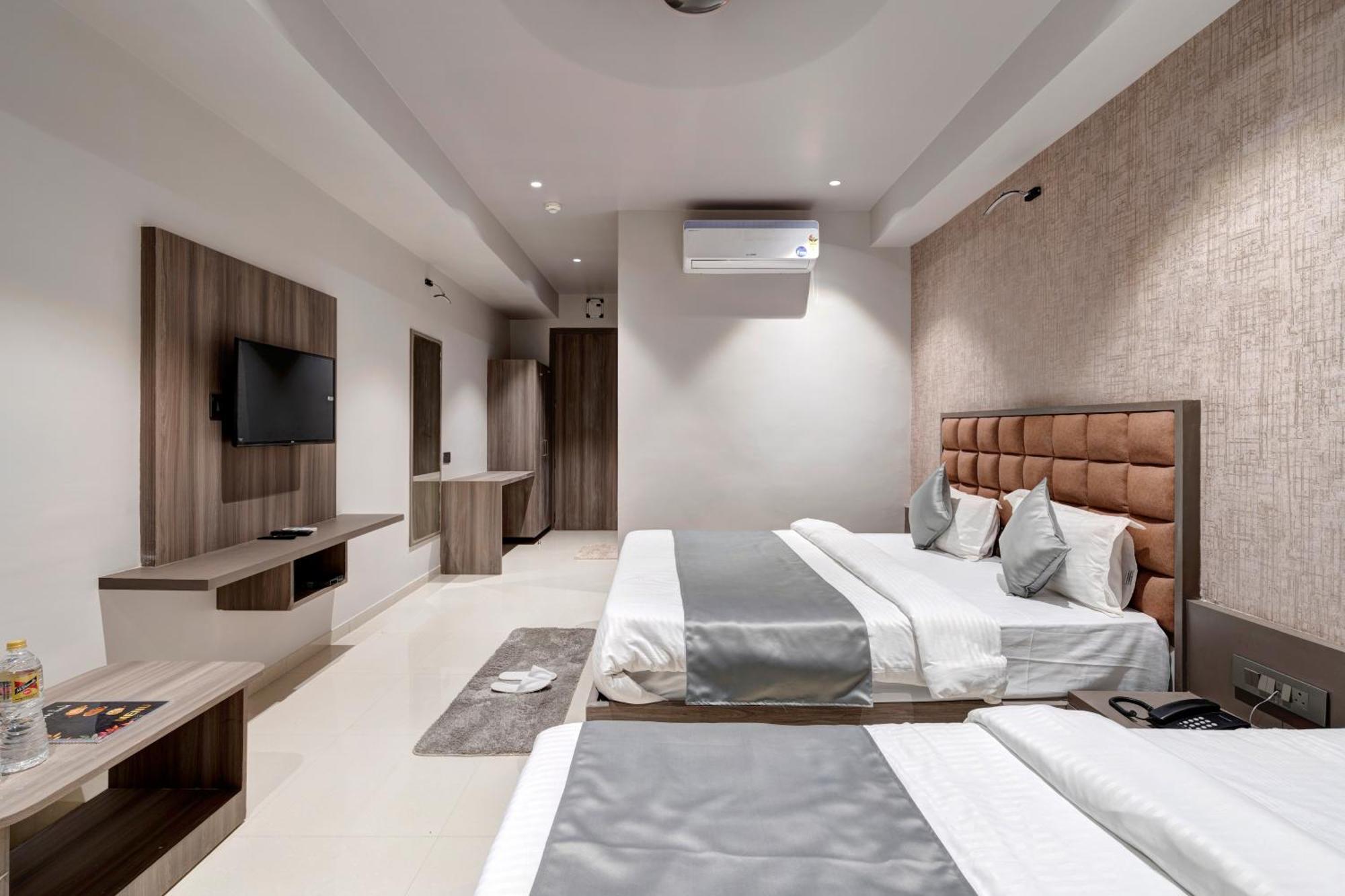 Hotel Sparsh Divine Ahmedabad Exteriör bild