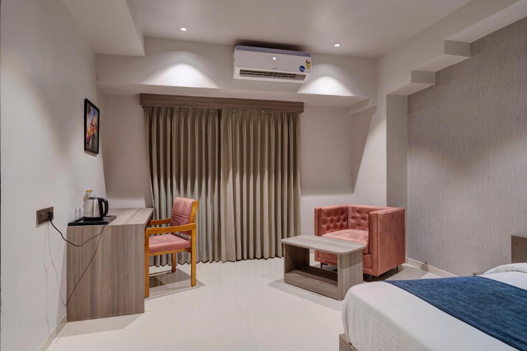Hotel Sparsh Divine Ahmedabad Exteriör bild