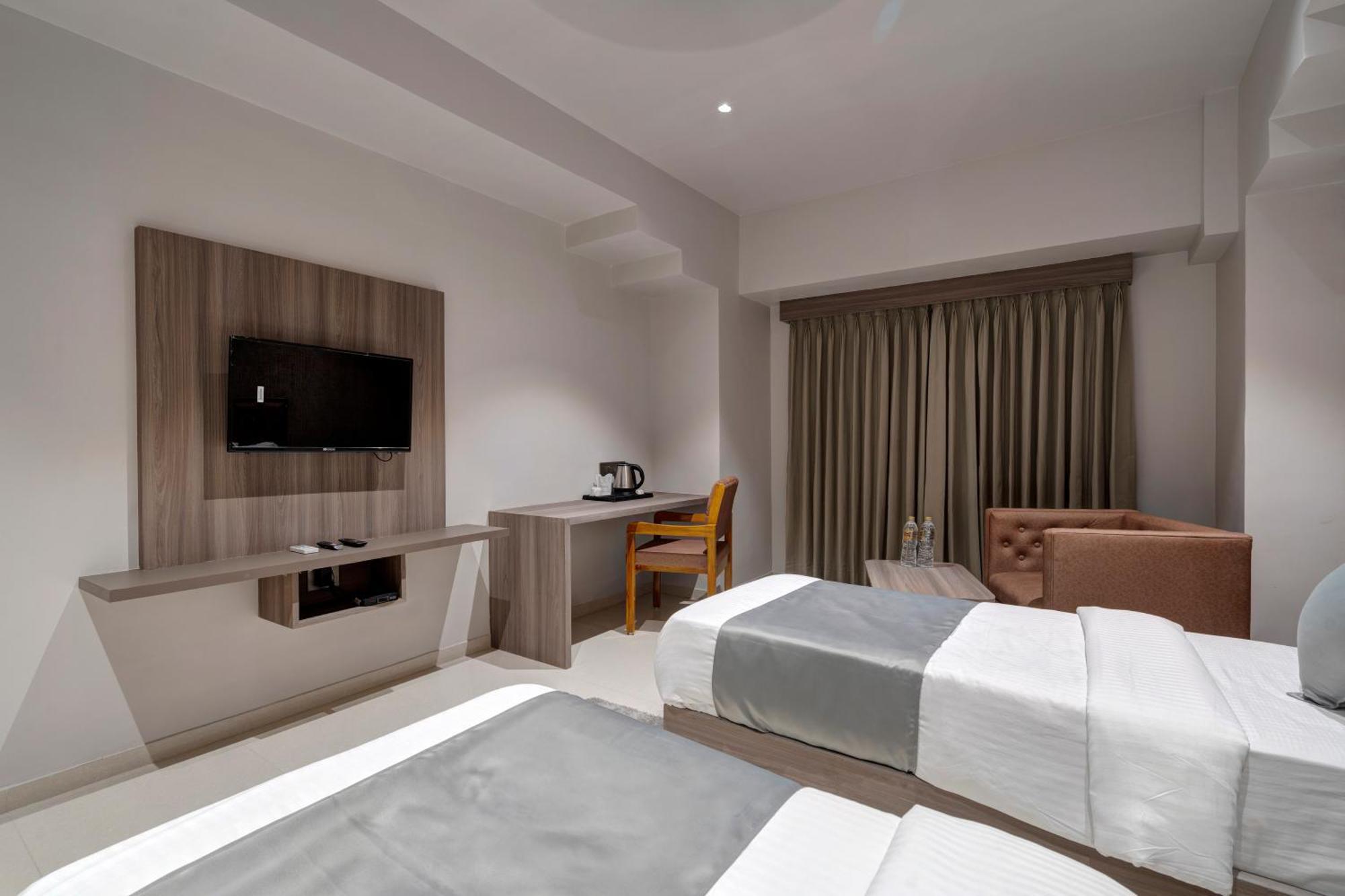 Hotel Sparsh Divine Ahmedabad Exteriör bild