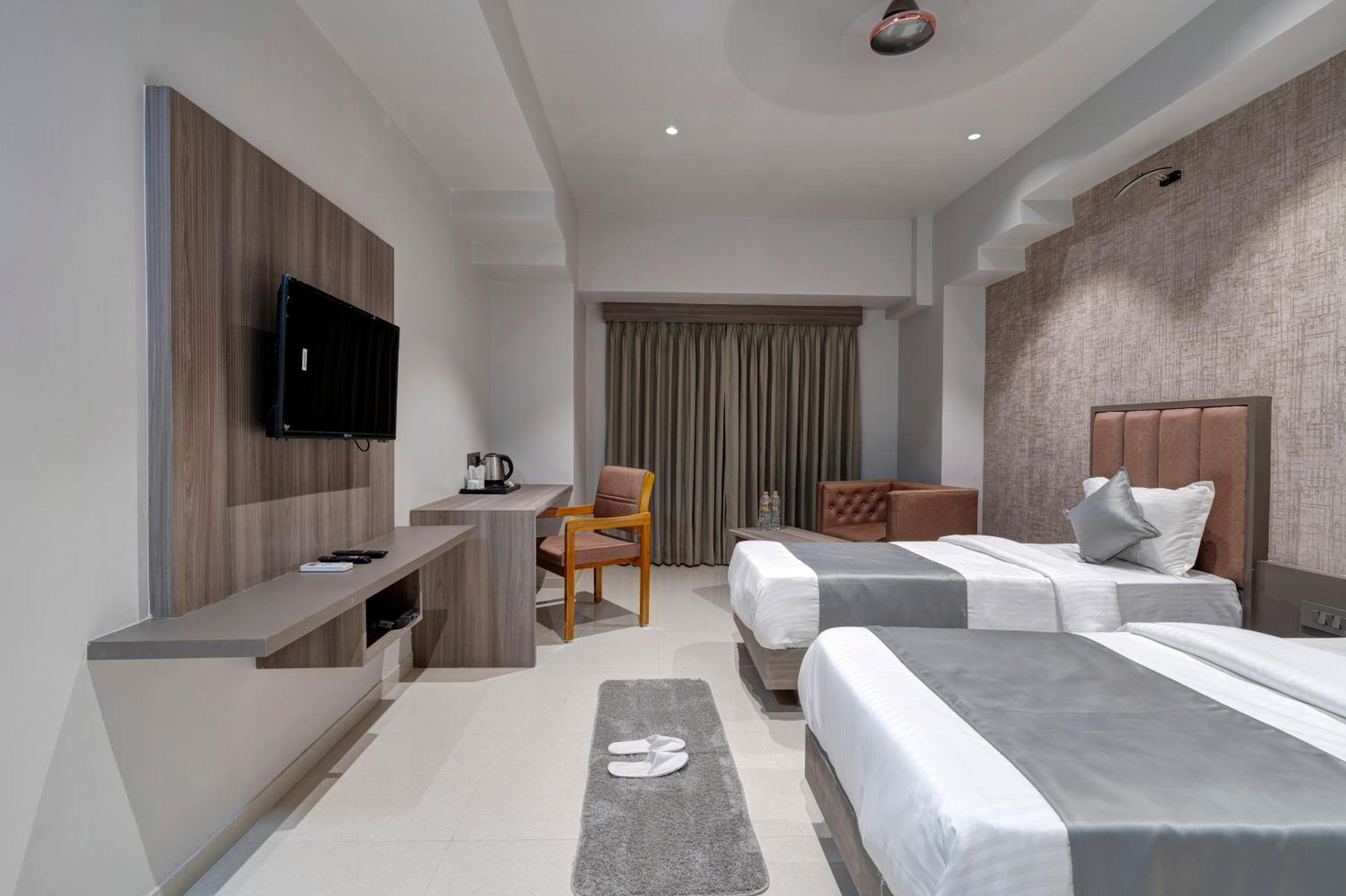 Hotel Sparsh Divine Ahmedabad Exteriör bild