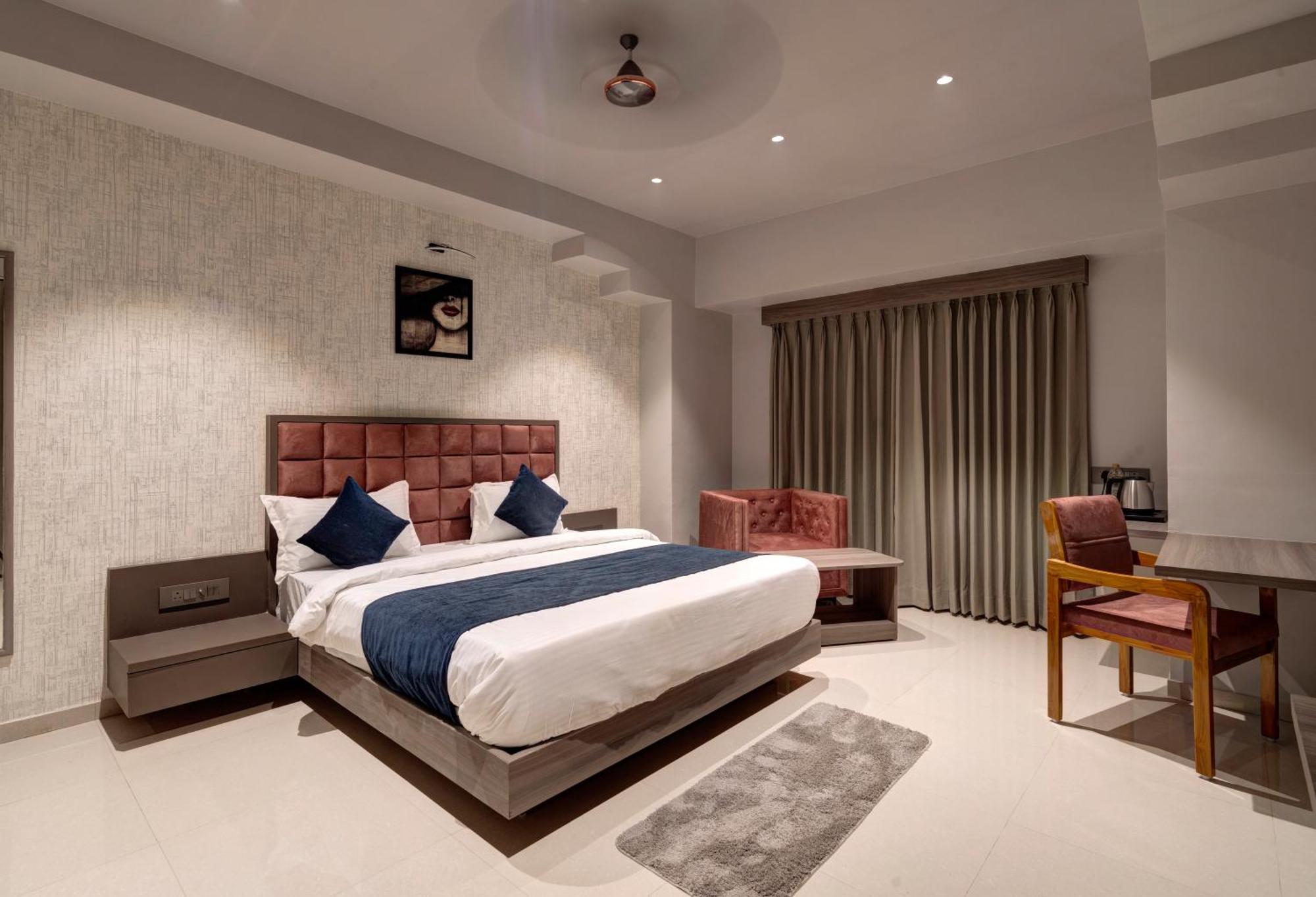 Hotel Sparsh Divine Ahmedabad Exteriör bild