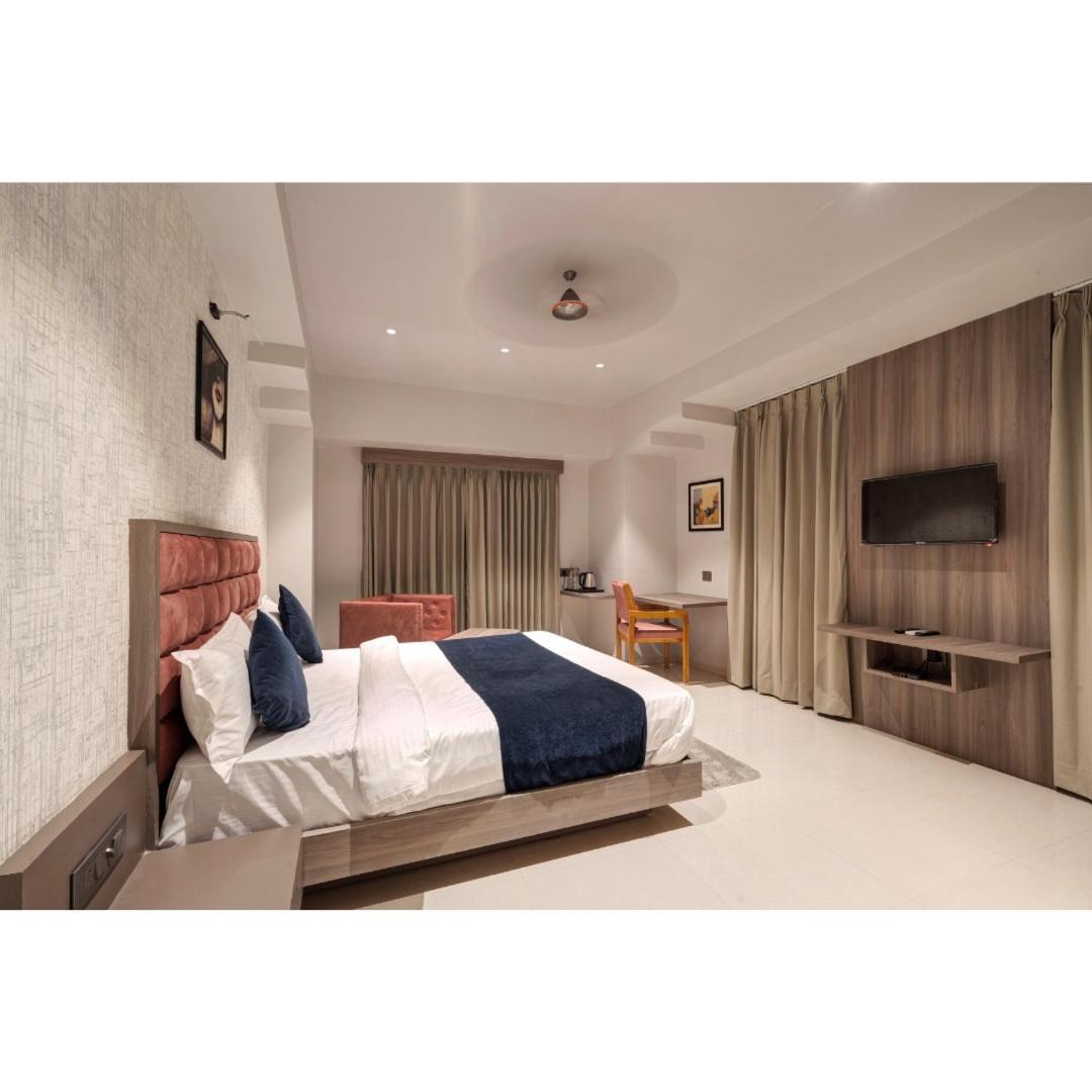Hotel Sparsh Divine Ahmedabad Exteriör bild