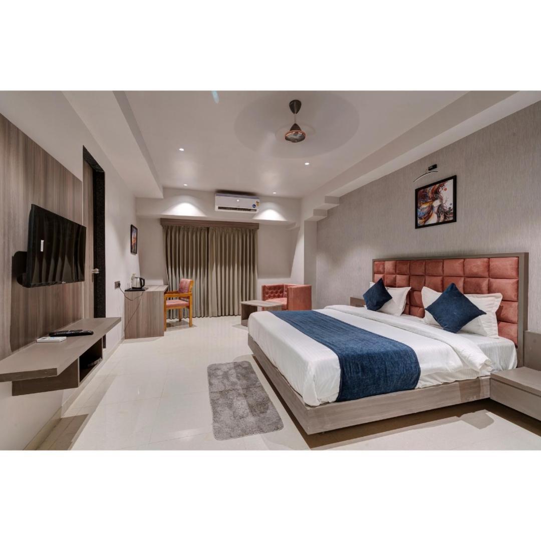 Hotel Sparsh Divine Ahmedabad Exteriör bild