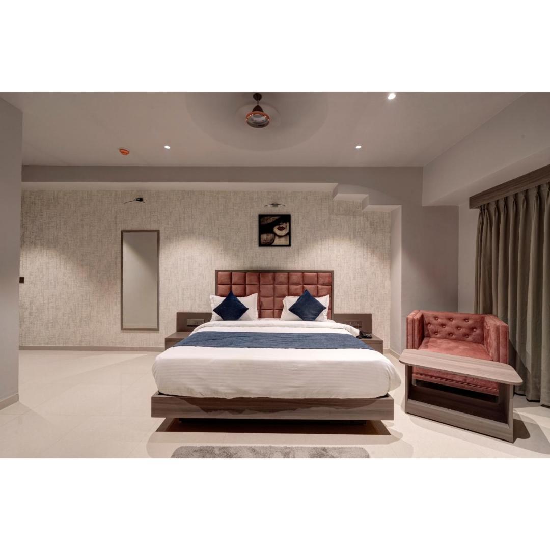 Hotel Sparsh Divine Ahmedabad Exteriör bild