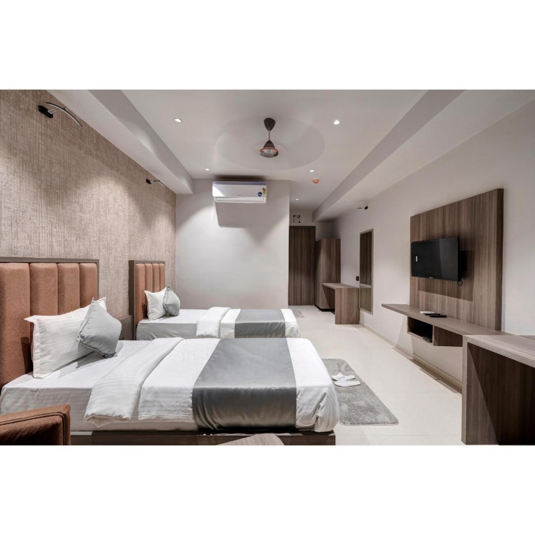 Hotel Sparsh Divine Ahmedabad Exteriör bild