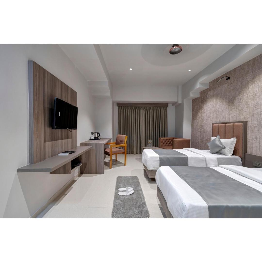 Hotel Sparsh Divine Ahmedabad Exteriör bild
