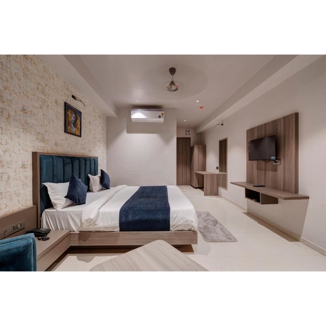 Hotel Sparsh Divine Ahmedabad Exteriör bild