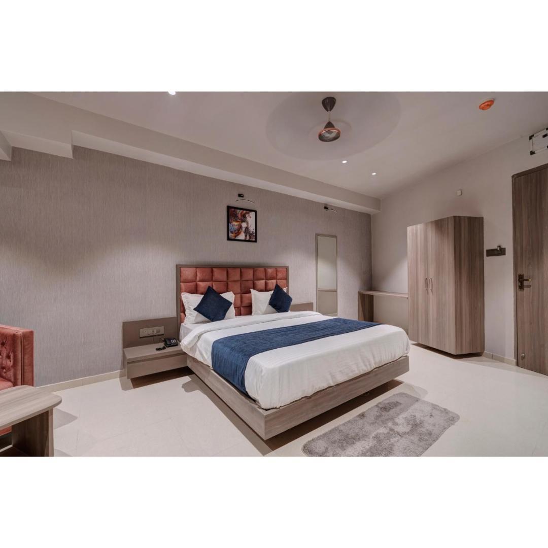 Hotel Sparsh Divine Ahmedabad Exteriör bild